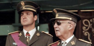 EL ÚLTIMO DESFILE. Franco y el príncipe Juan Carlos presiden el acto con que el Régimen conmemoraba, cada primero de abril, la victoria de los sublevados en la Guerra Civil española.