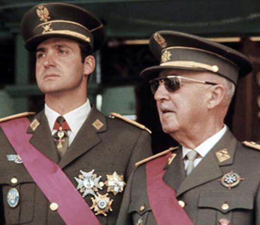 EL ÚLTIMO DESFILE. Franco y el príncipe Juan Carlos presiden el acto con que el Régimen conmemoraba, cada primero de abril, la victoria de los sublevados en la Guerra Civil española.