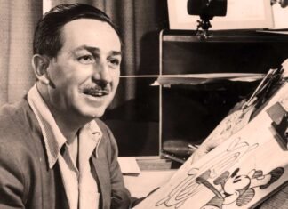 Walt Disney dibuja una de sus creaciones más populares: Mickey Mouse, nacido Mortimer.