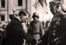 El Canciller del Reich, Adolf Hitler, se inclina ante el Presidente del Reich, Paul von Hindenburg (en uniforme y casco con púas) y le estrecha la mano en Potsdam.